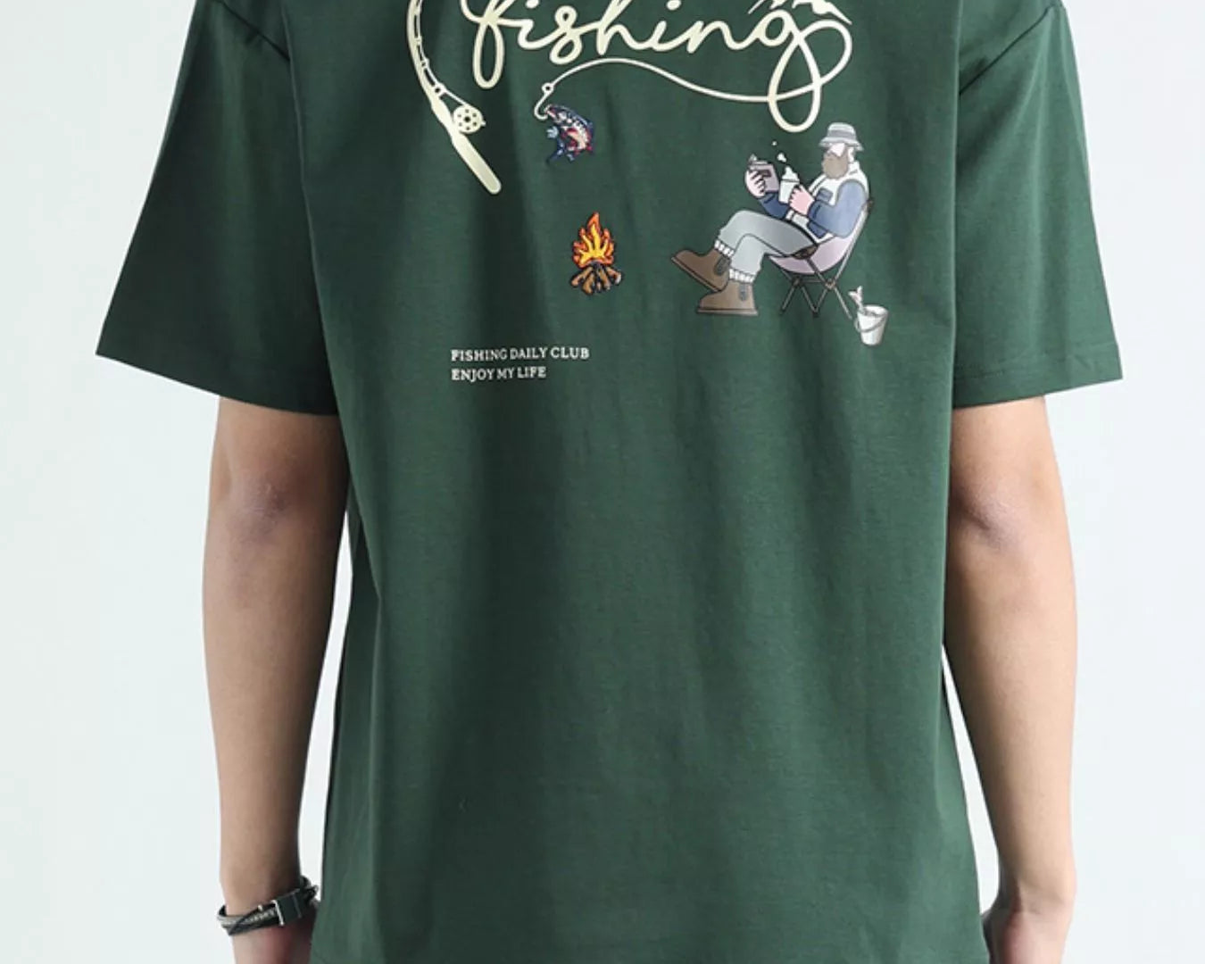 NEWYORKLISTED ATLAS MEN'S COLLECTION: Green t-shirt with fishing-themed design on the back, worn by a person.