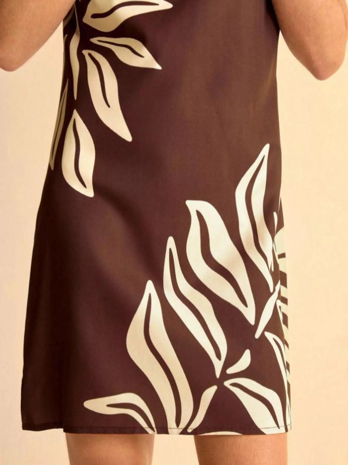 NEWYORKLISTED STYLE COLLECTION: Brown dress with white leaf pattern on a beige background