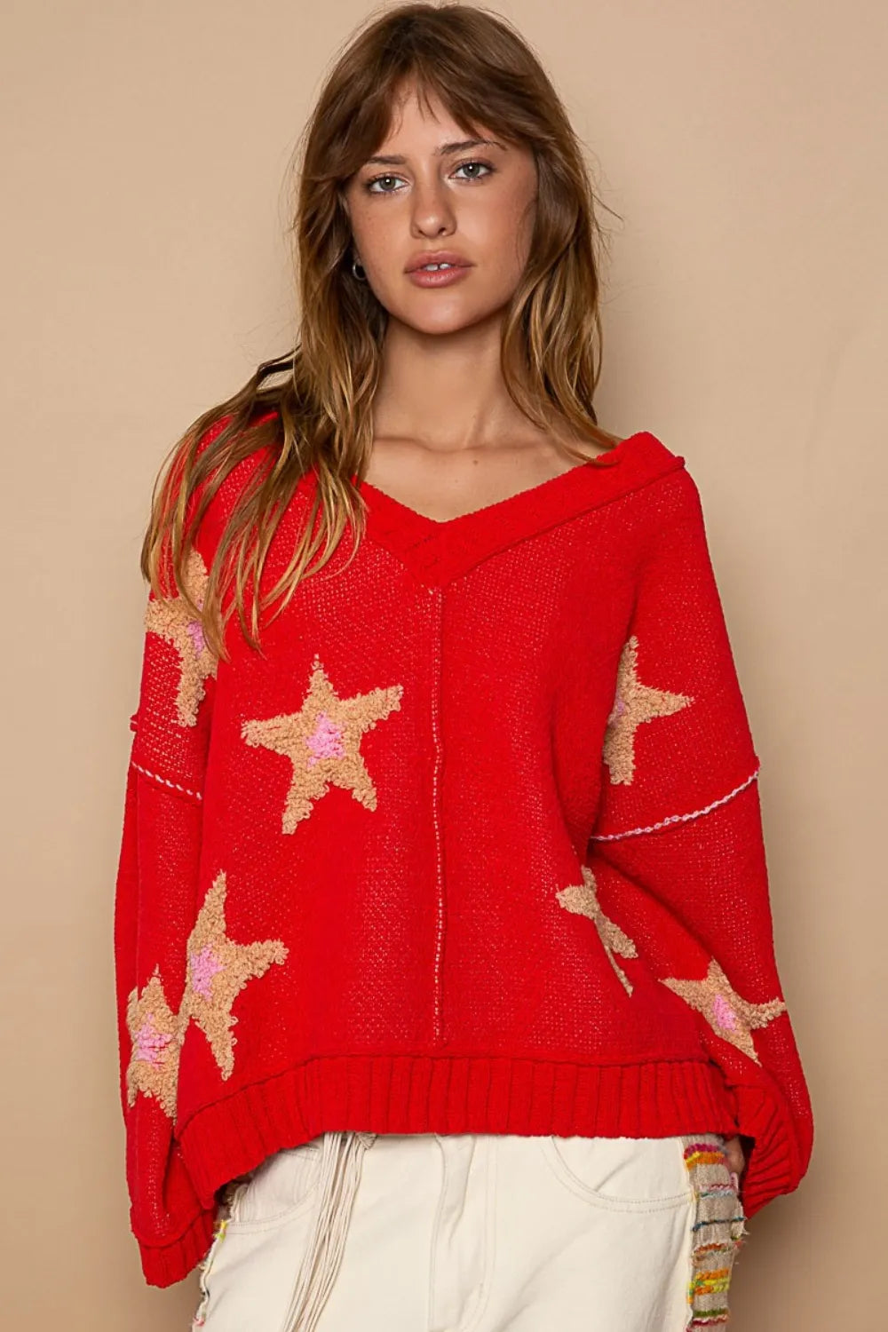 NEWYORKLISTED STYLE COLLECTION: V-Neck Star Patch Contrast Sweater in Red