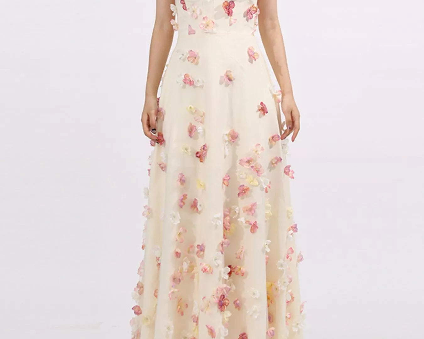 NEWYORKLISTED STYLE COLLECTION: White strapless dress with floral patterns on a white background