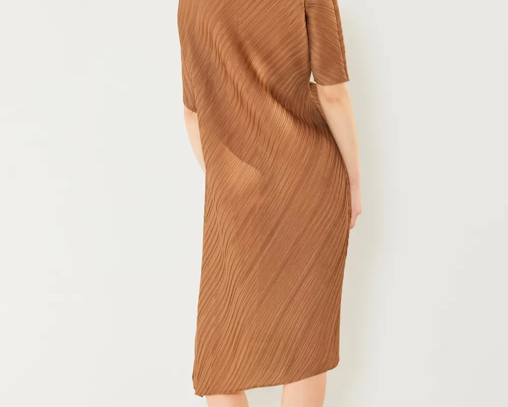 Woman wearing a brown dress against a white background: NEWYORKLISTED STYLE COLLECTION