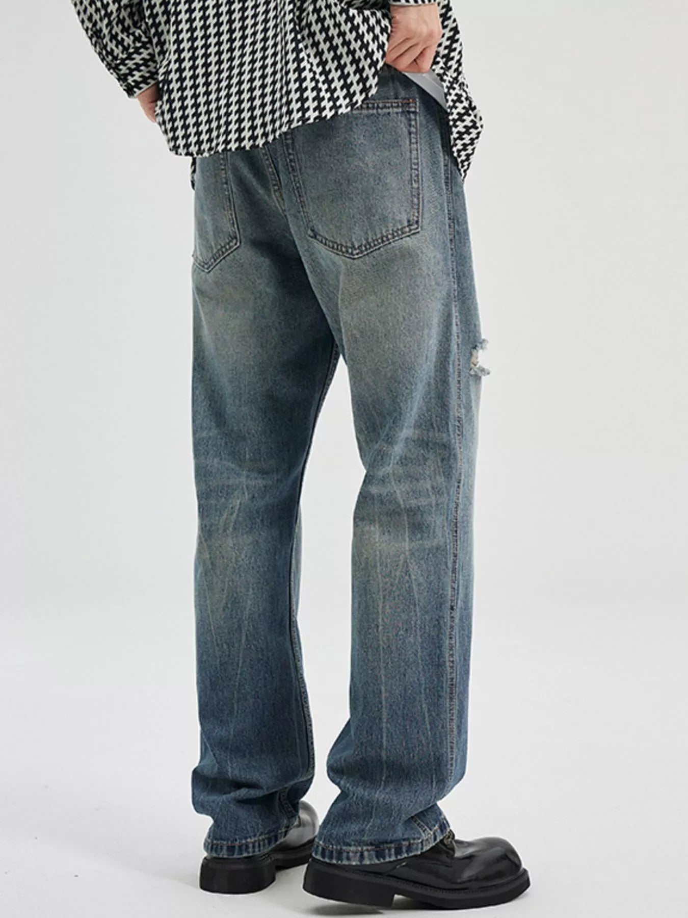 NEWYORKLISTED ATLAS MEN's COLLECTION: Person wearing blue jeans and a checkered shirt on a white background