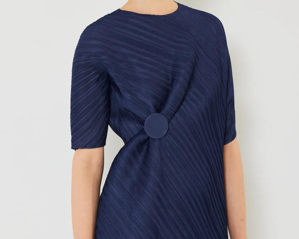NEWYORKLISTED STYLE COLLECTION Pleated Dolman Sleeve Dress with dolman sleeves and pleated detailing in Navy Blue