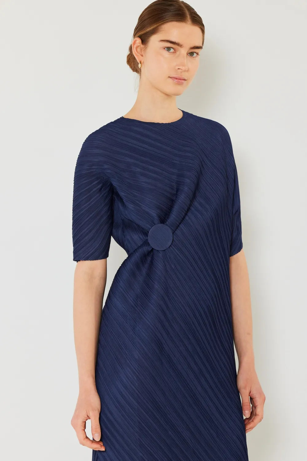NEWYORKLISTED STYLE COLLECTION Pleated Dolman Sleeve Dress with dolman sleeves and pleated detailing in Navy Blue