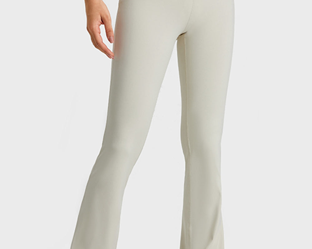 NEWYORKLISTED ACTIVEWEAR COLLECTION: Beige high-waisted pants worn by a person on a white background