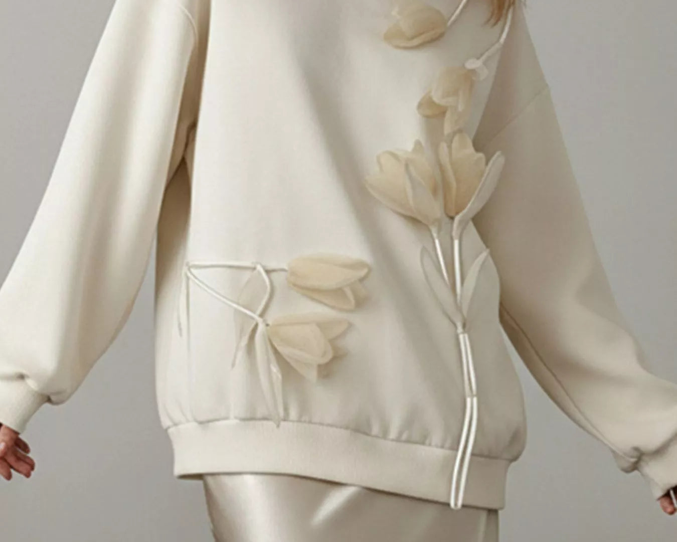 NEWYORKLISTED STYLE COLLECTION: Beige sweatshirt with floral designs on a plain background