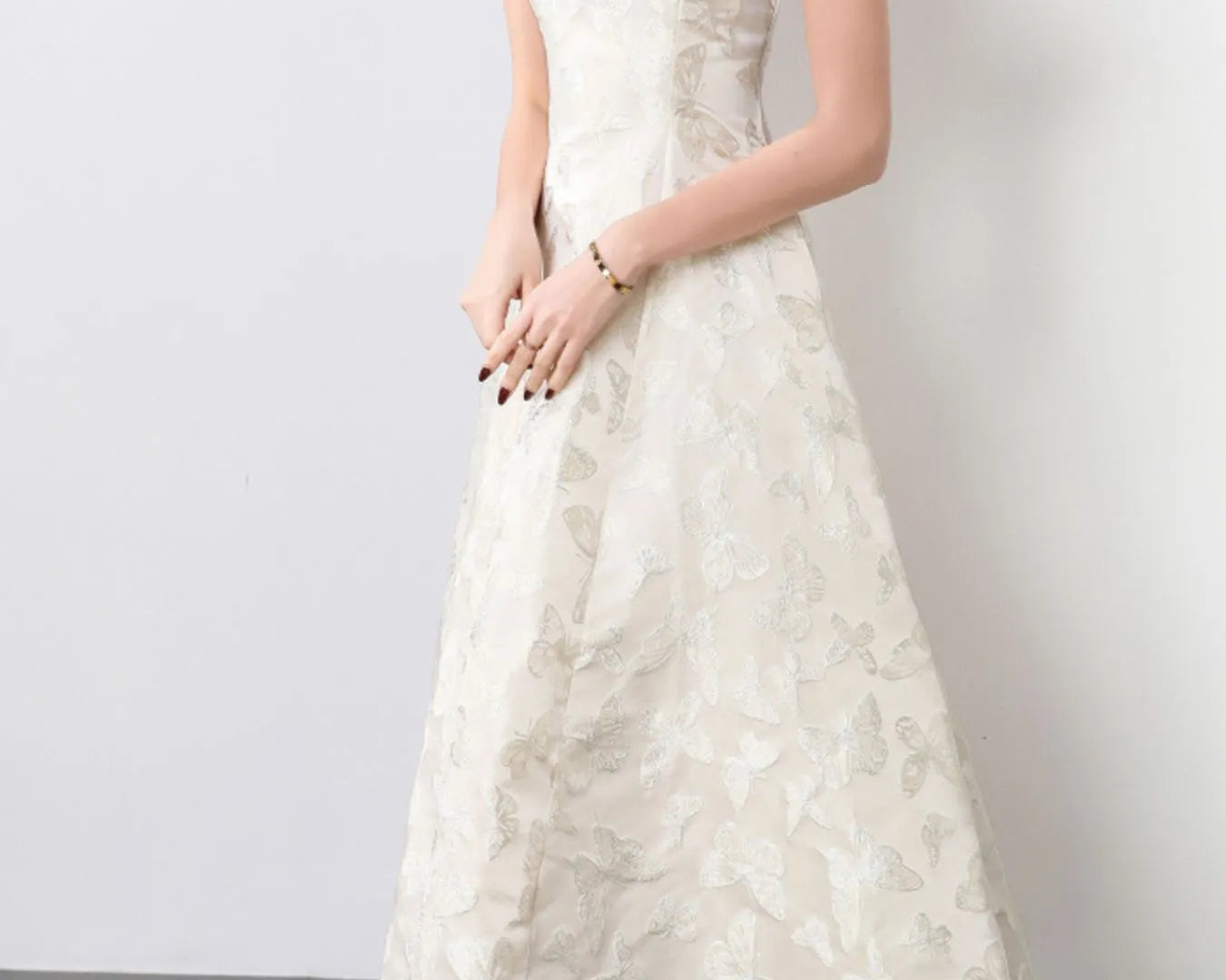 NEWYORKLISTED STYLE COLLECTION: Woman wearing a white floral dress against a plain background