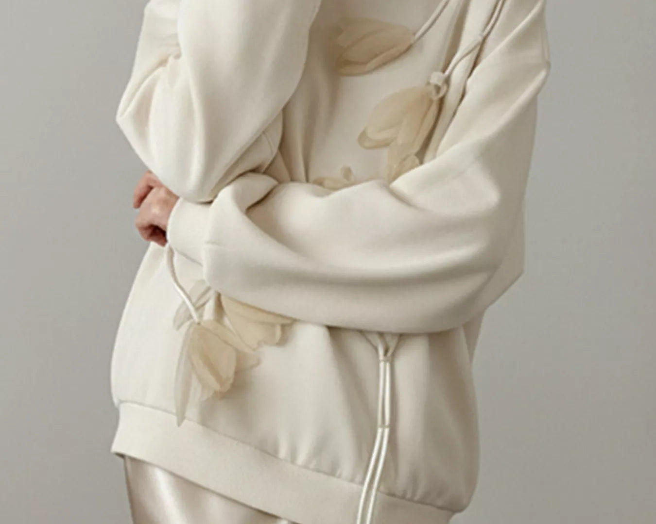 NEWYORKLISTED STYLE COLLECTION: Beige tracksuit with floral patterns on a plain background