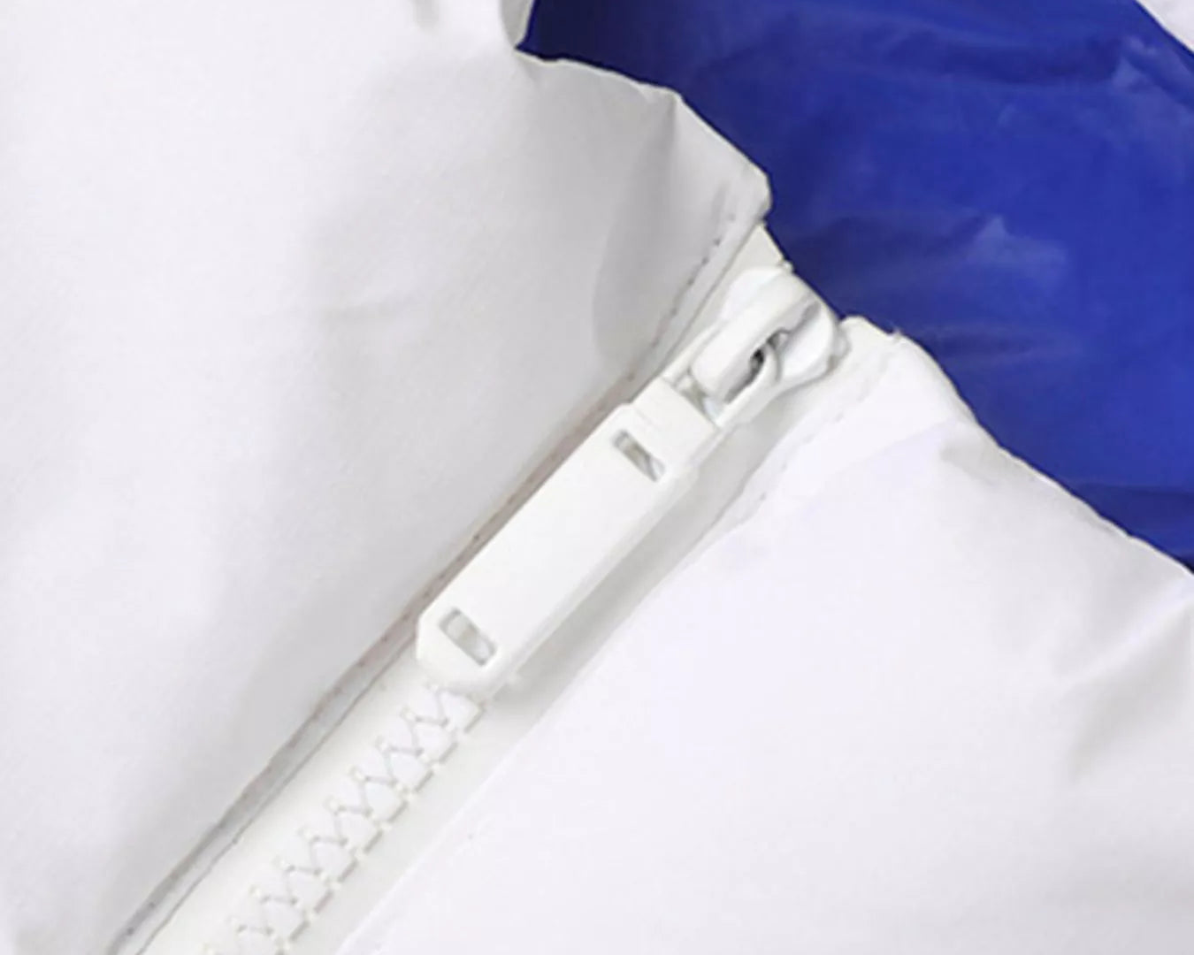 NEWYORKLISTED ATLAS MEN’S COLLECTION: Close-up of a white and blue jacket with a zipper