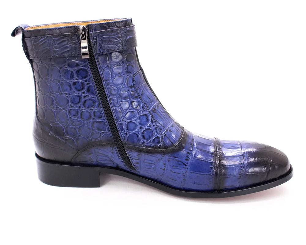 NEWYORKLISTED MEN'S COLLECTION: Blue crocodile-patterned boot with a black sole on a white background
