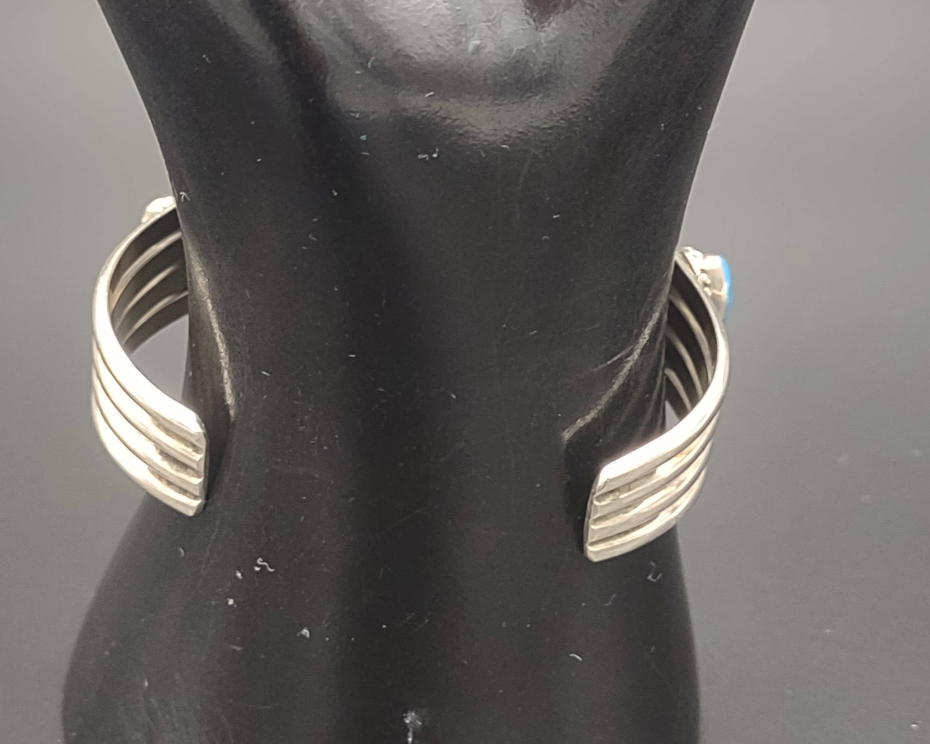 NEWYORKLISTED - Southwestern Style Turquoise Sterling Silver Cuff Bracelet - NEWYORKLISTED