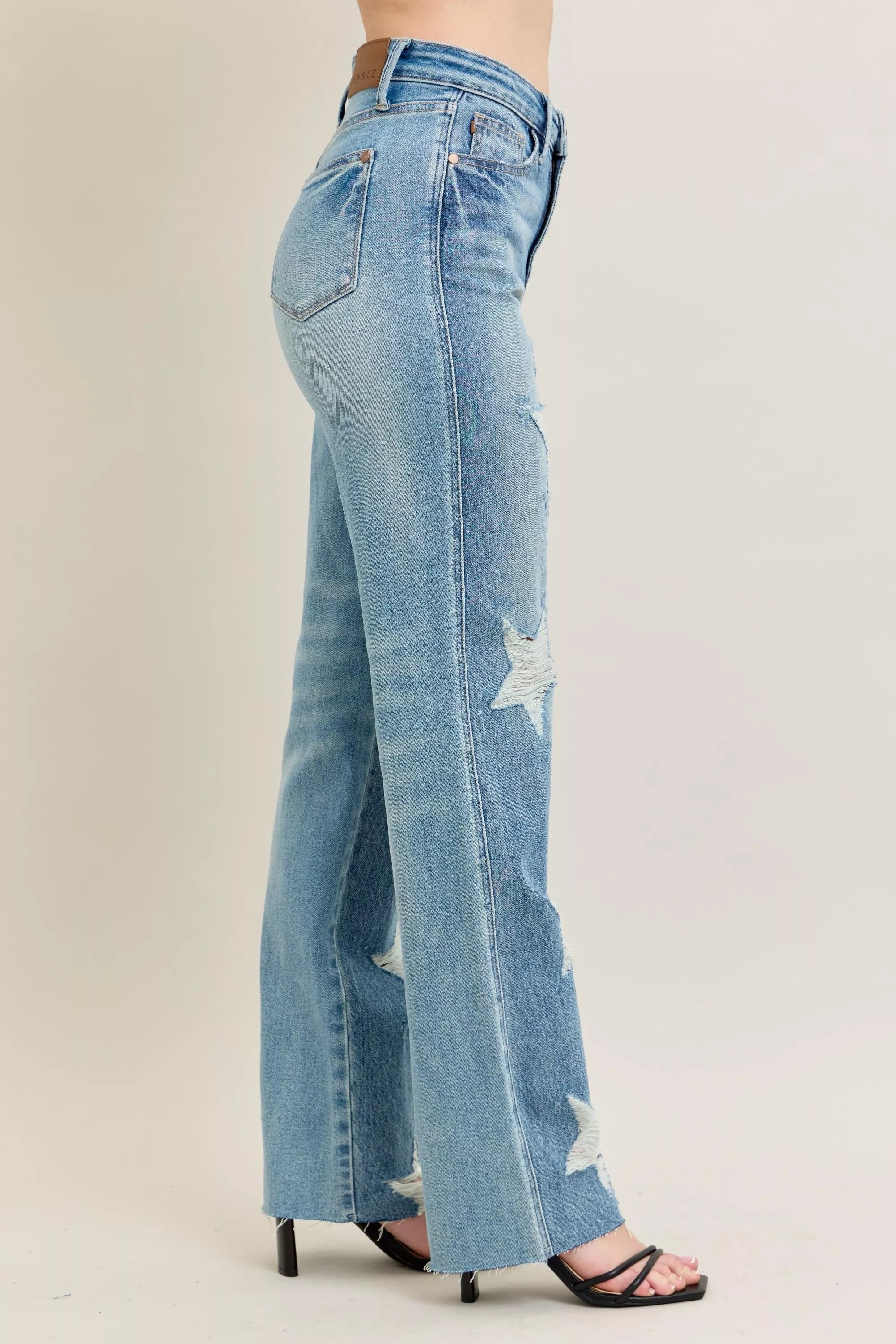 NEWYORKLISTED STYLE COLLECTION: Light blue jeans with a star design on a beige background