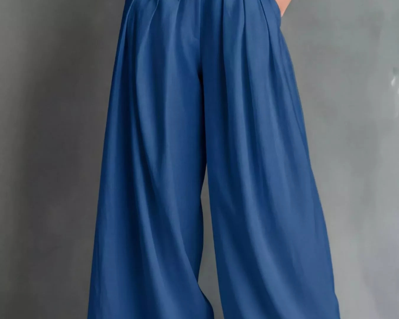 NEWYORKLISTED STYLE COLLECTION: Blue wide-leg pants with a white belt on a gray background