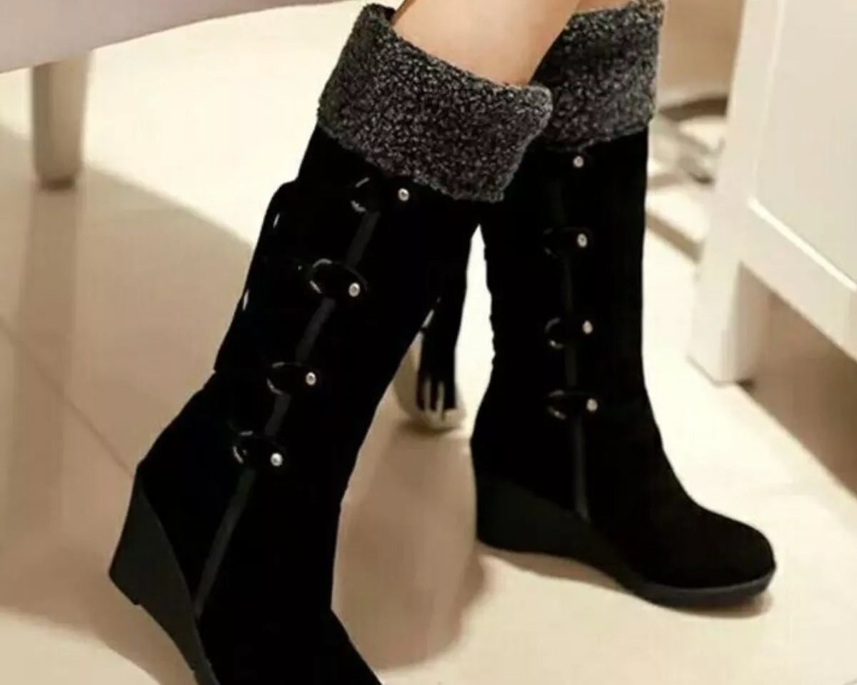 NEWYORKLISTED SHOE COLLECTION: Black knee-high boots with textured cuffs on a light background