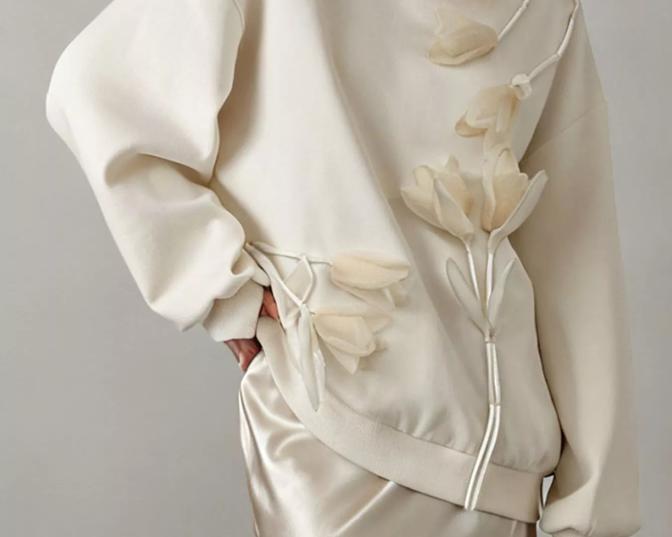 NEWYORKLISTED STYLE COLLECTION: White sweatshirt with floral details on a plain background