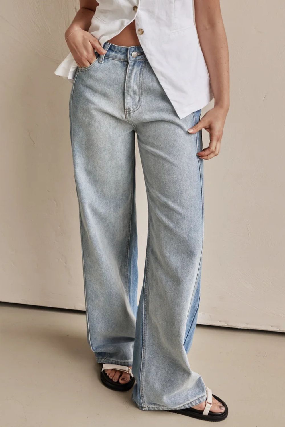 NEWYORKLISTED STYLE COLLECTION: Straight Leg Jeans with Pockets - NEWYORKLISTED
