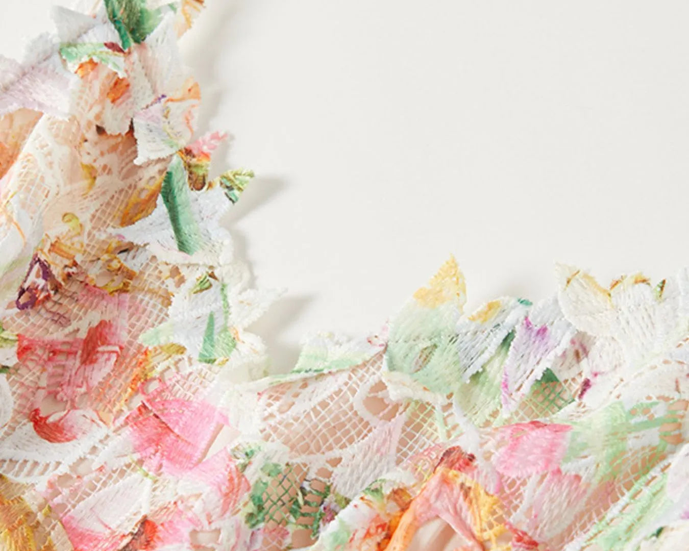 NEWYORKLISTED STYLE COLLECTION: Colorful floral wreath on a white background