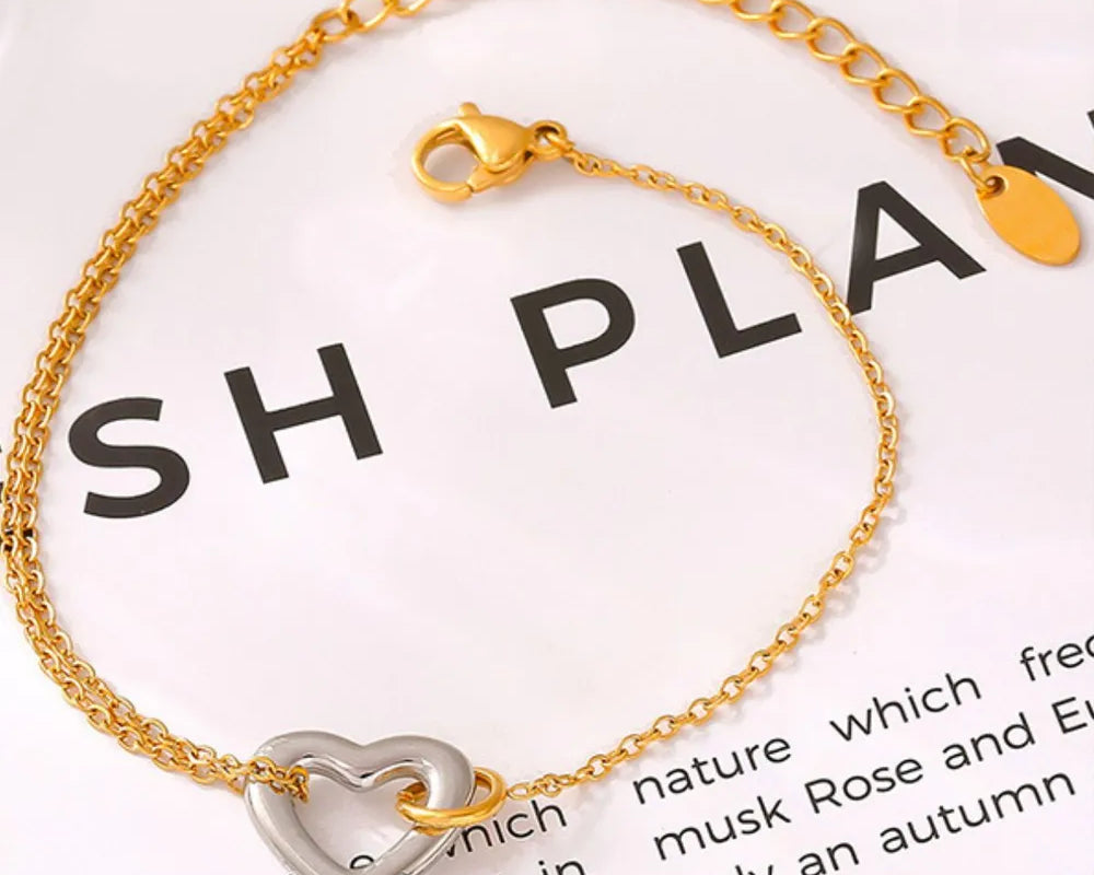 NEWYORKLISTED Valentine's Day Specials: Gold bracelet with a heart-shaped charm on a white background