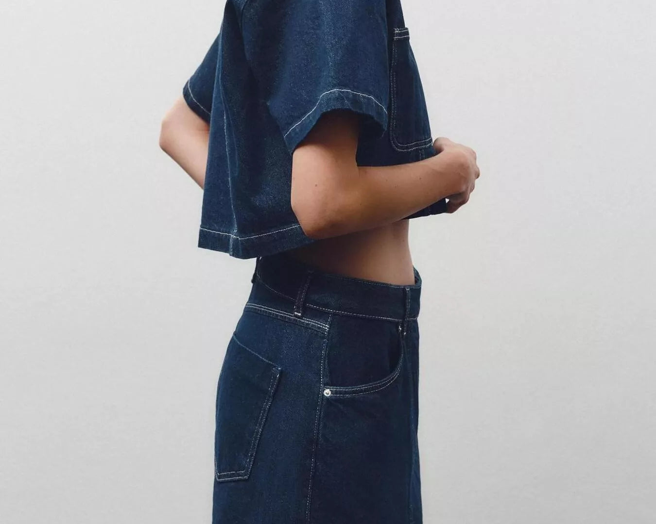 NEWYORKLISTED STYLE COLLECTION: Person wearing a dark blue denim outfit on a plain background