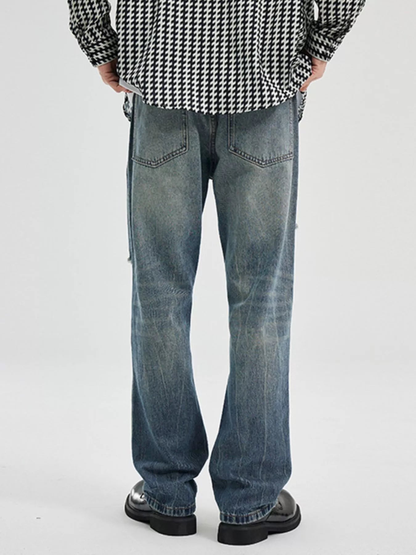 NEWYORKLISTED ATLAS MEN's COLLECTION: Person wearing a checkered shirt and blue jeans on a white background