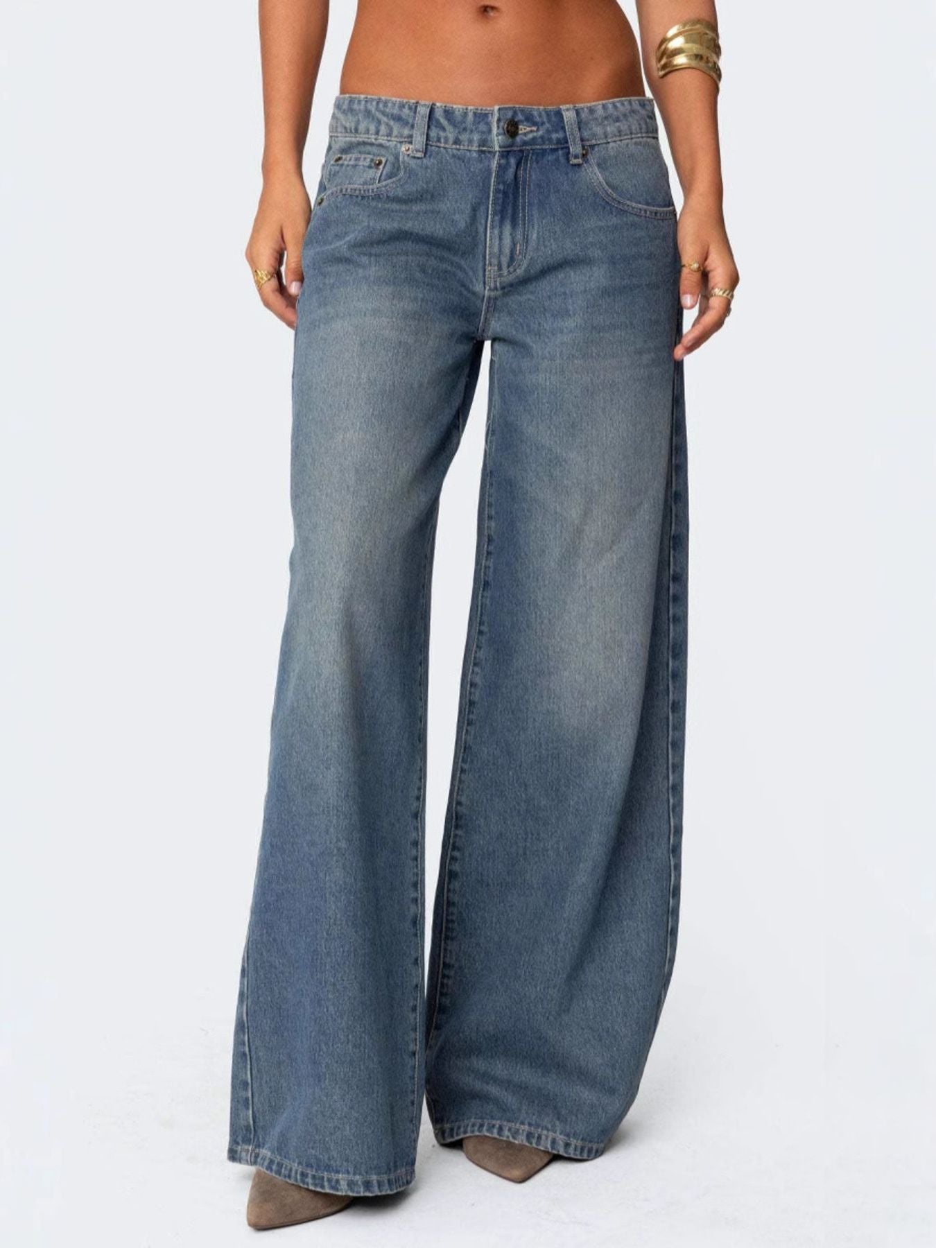 NEWYORKLISTED STYLE COLLECTION: Wide-leg jeans worn by a person on a white background