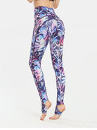 NEWYORKLISTED ACTIVEWEAR COLLECTION: Multicolored leaf-patterned leggings worn by a person on a white background