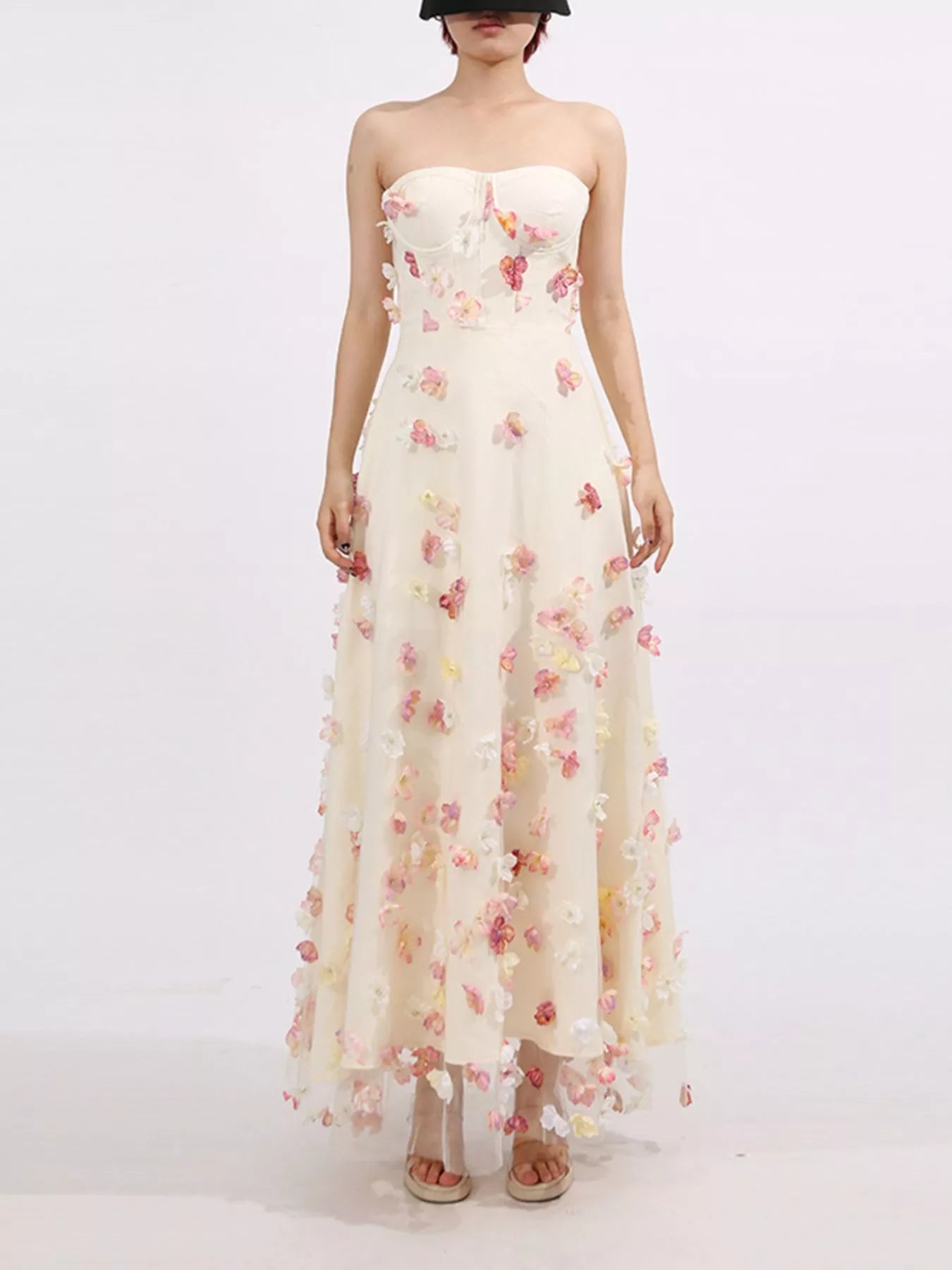 NEWYORKLISTED STYLE COLLECTION: White strapless dress with floral patterns on a white background