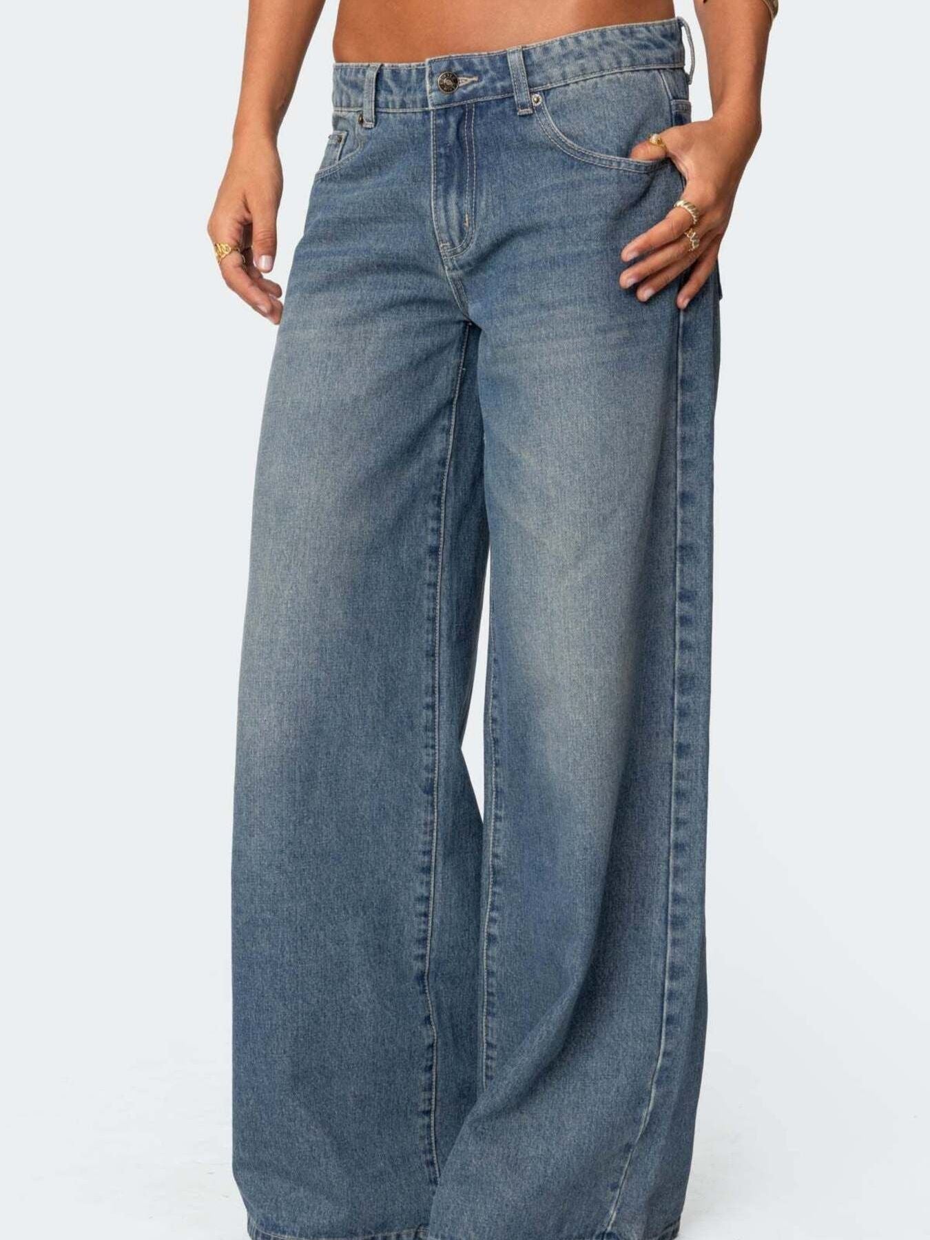 NEWYORKLISTED STYLE COLLECTION: Wide-leg jeans on a white background