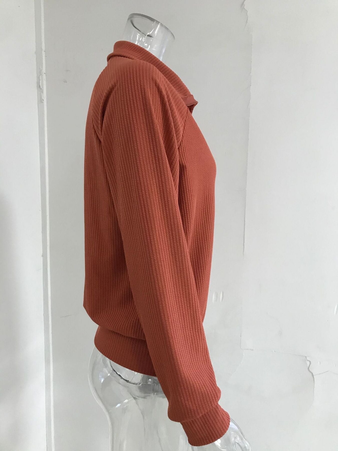 NEWYORKLISTED STYLE COLLECTION: Brown ribbed sweater on a mannequin against a white background