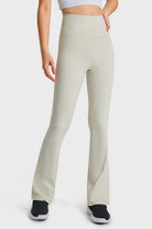 NEWYORKLISTED ACTIVEWEAR COLLECTION: Beige high-waisted pants worn by a person on a white background