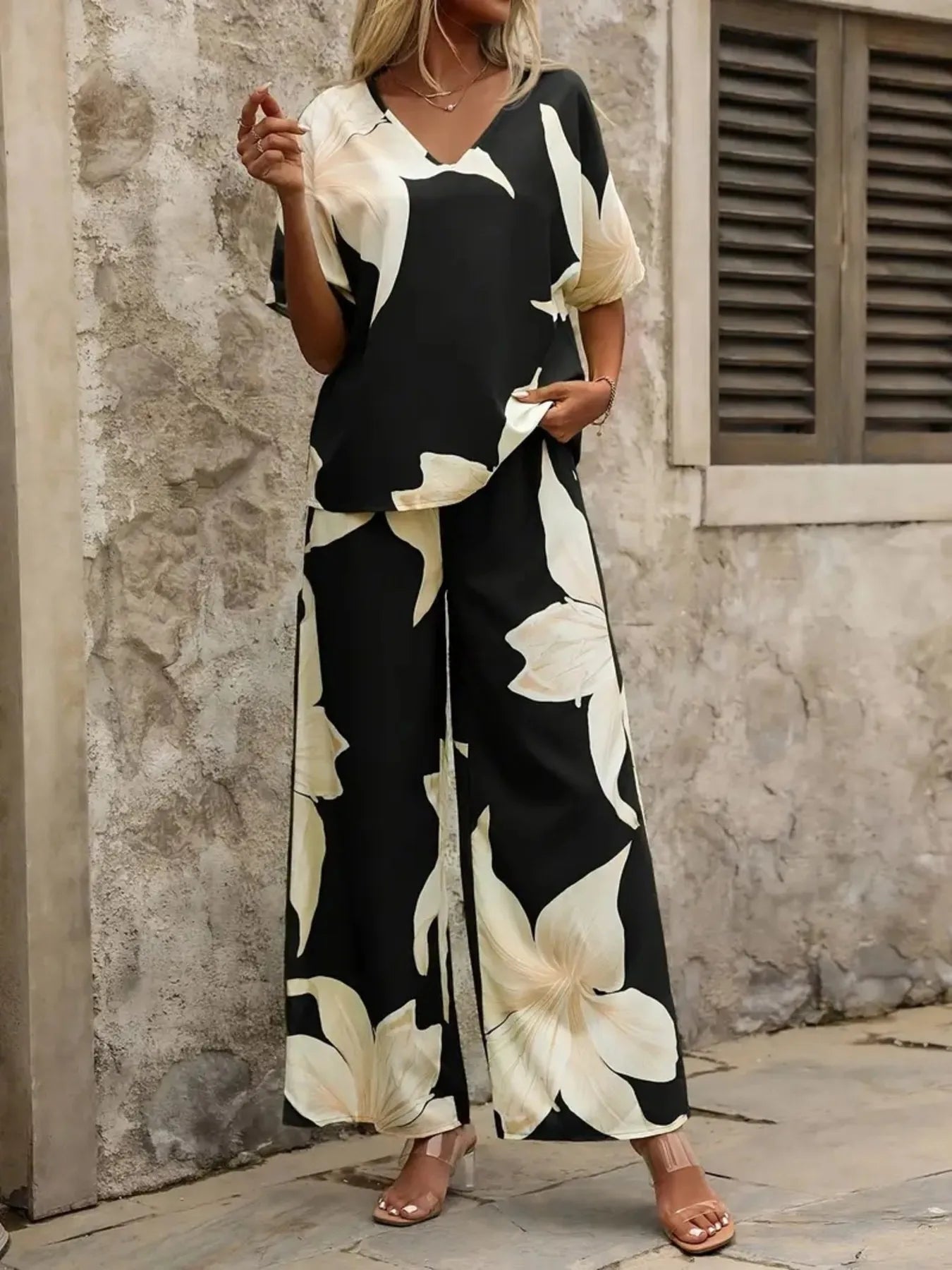 NEWYORKLISTED STYLE COLLECTION: Printed V-Neck Top and Pants Set