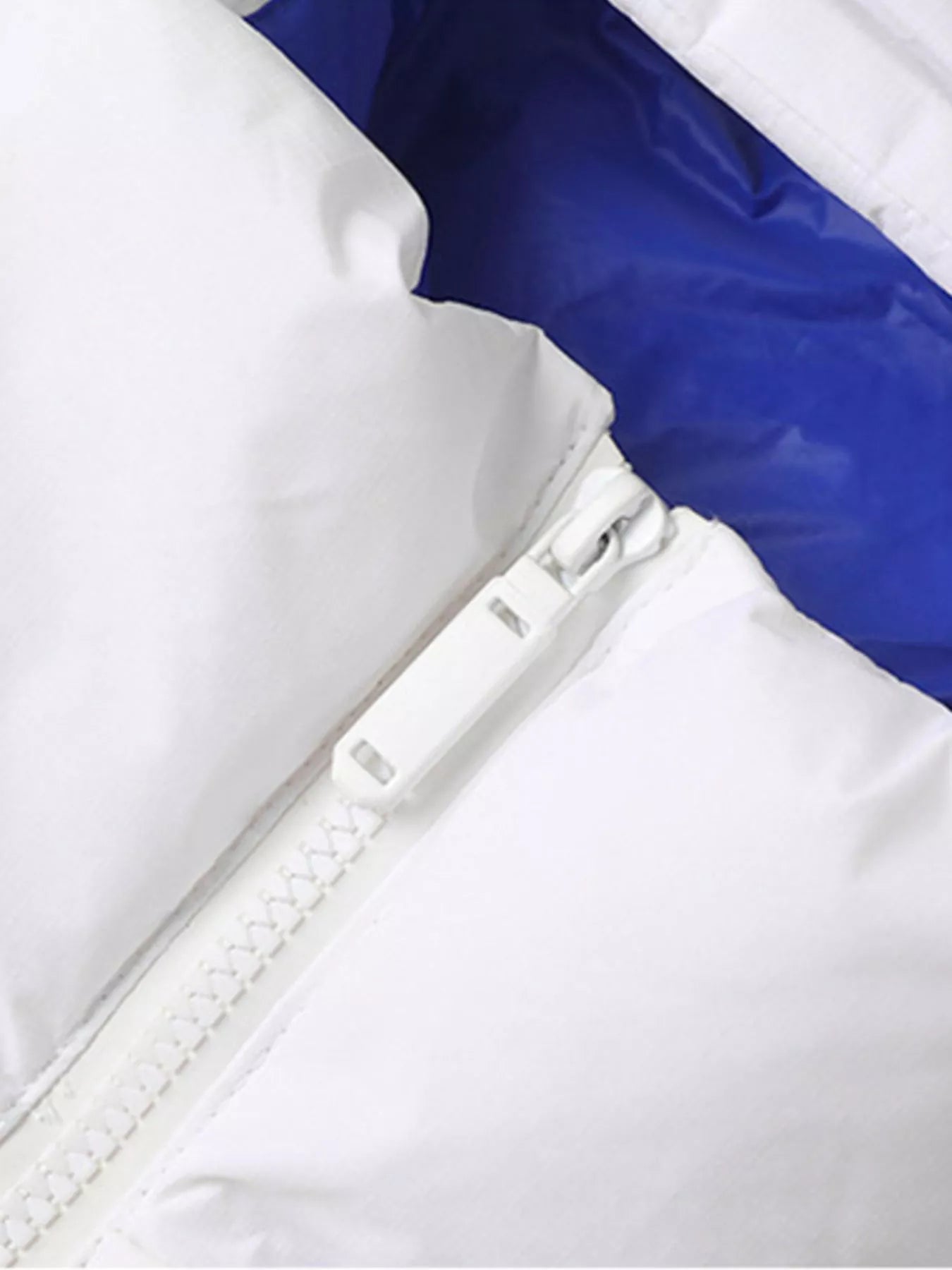 NEWYORKLISTED ATLAS MEN’S COLLECTION: Close-up of a white and blue jacket with a zipper