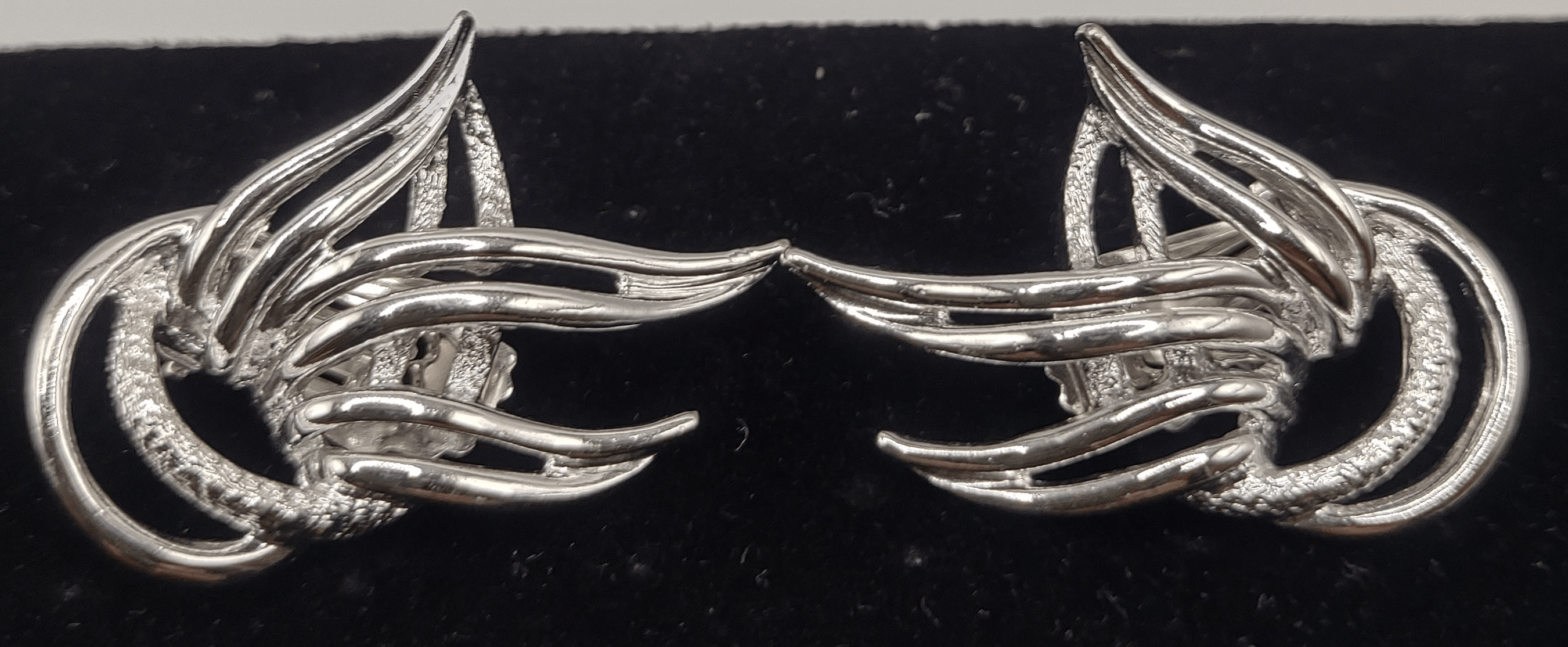 NEWYORKLISTED Vintage Jewelry Collection - 1980s Flame Flicker Clip-On Earrings - NEWYORKLISTED