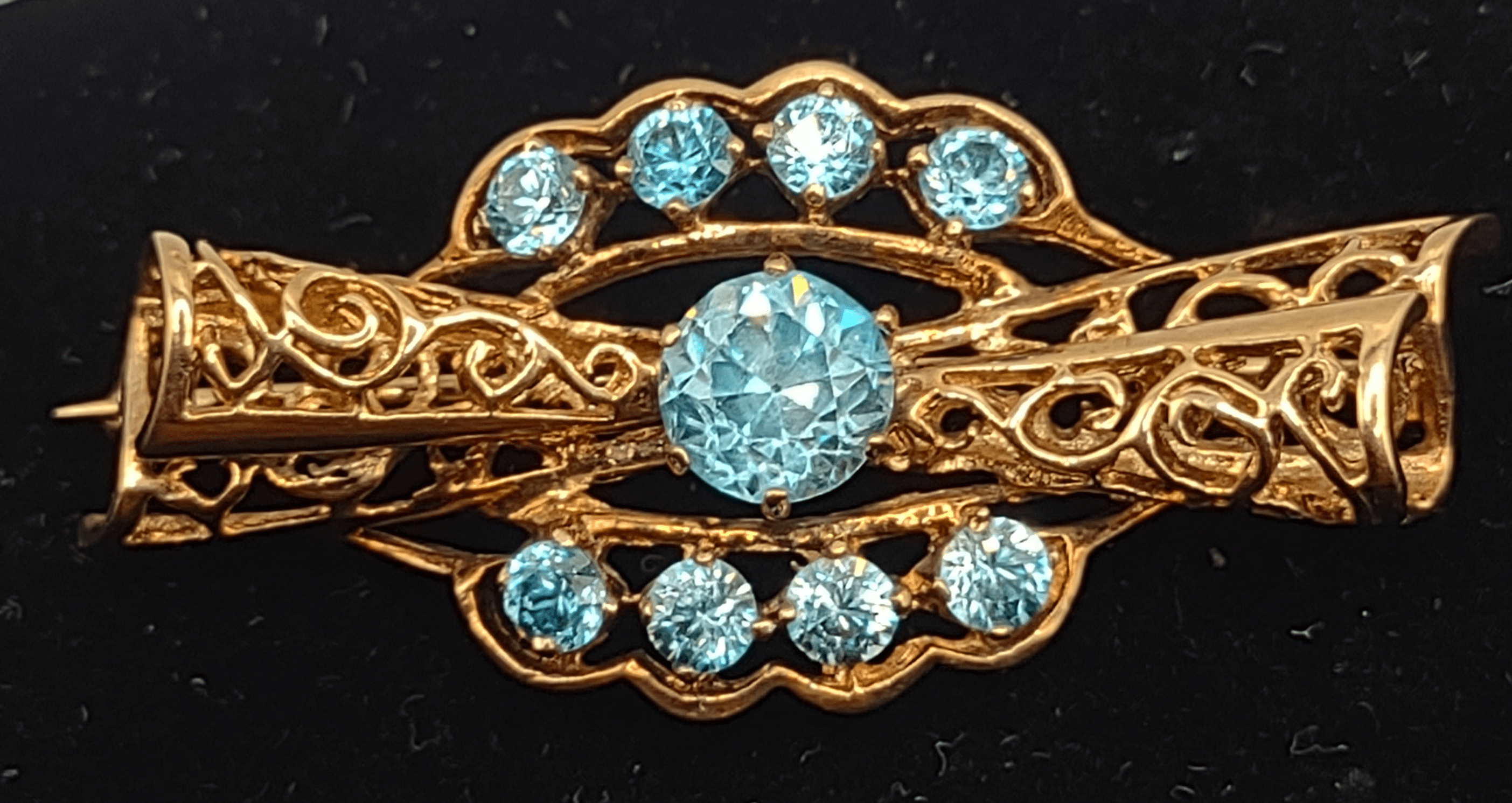 NEWYORKLISTED Vintage Jewelry Collection - Late 1920s Aquamarine Candy Delight 10K Gold Brooch - NEWYORKLISTED