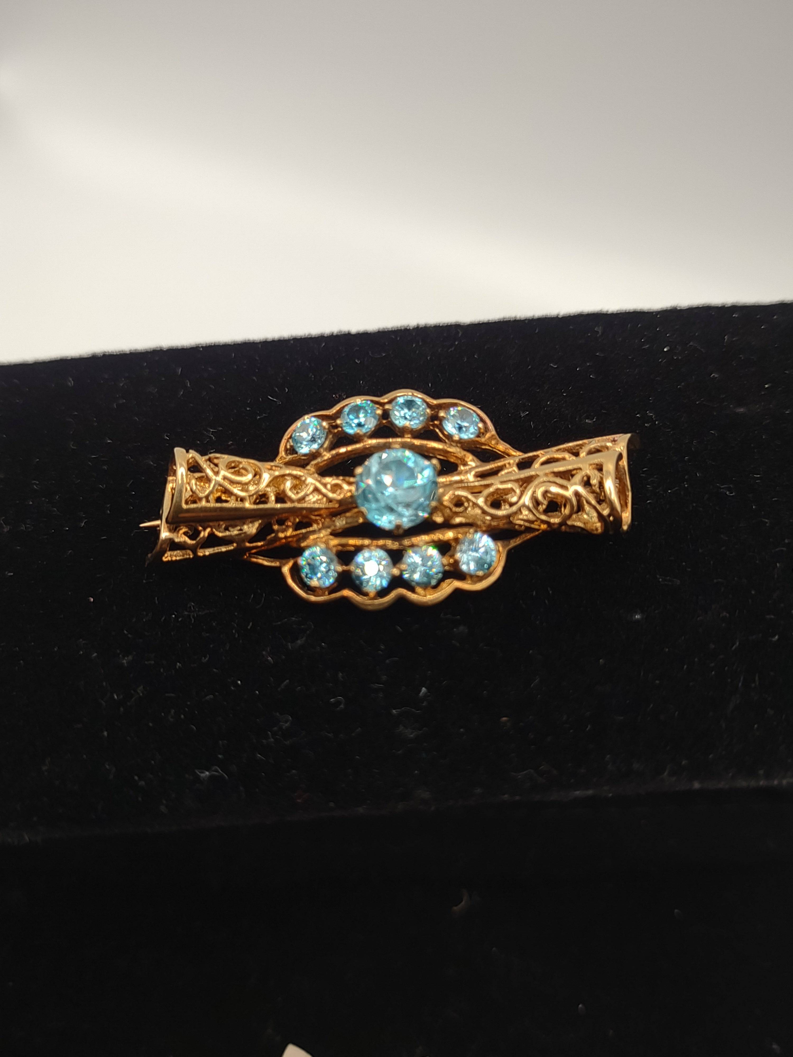 NEWYORKLISTED Vintage Jewelry Collection - Late 1920s Aquamarine Candy Delight 10K Gold Brooch - NEWYORKLISTED