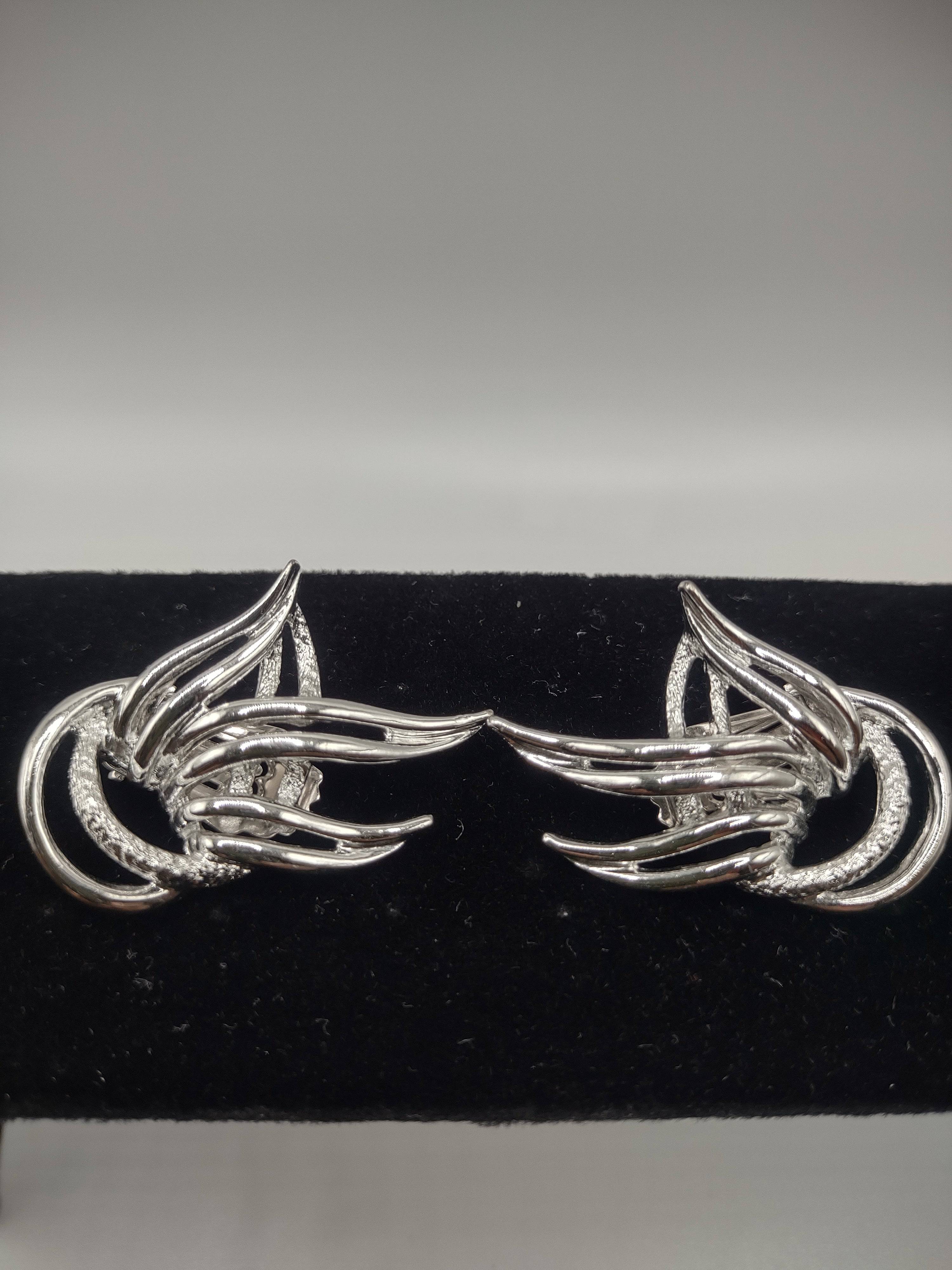 NEWYORKLISTED Vintage Jewelry Collection - 1980s Flame Flicker Clip-On Earrings - NEWYORKLISTED