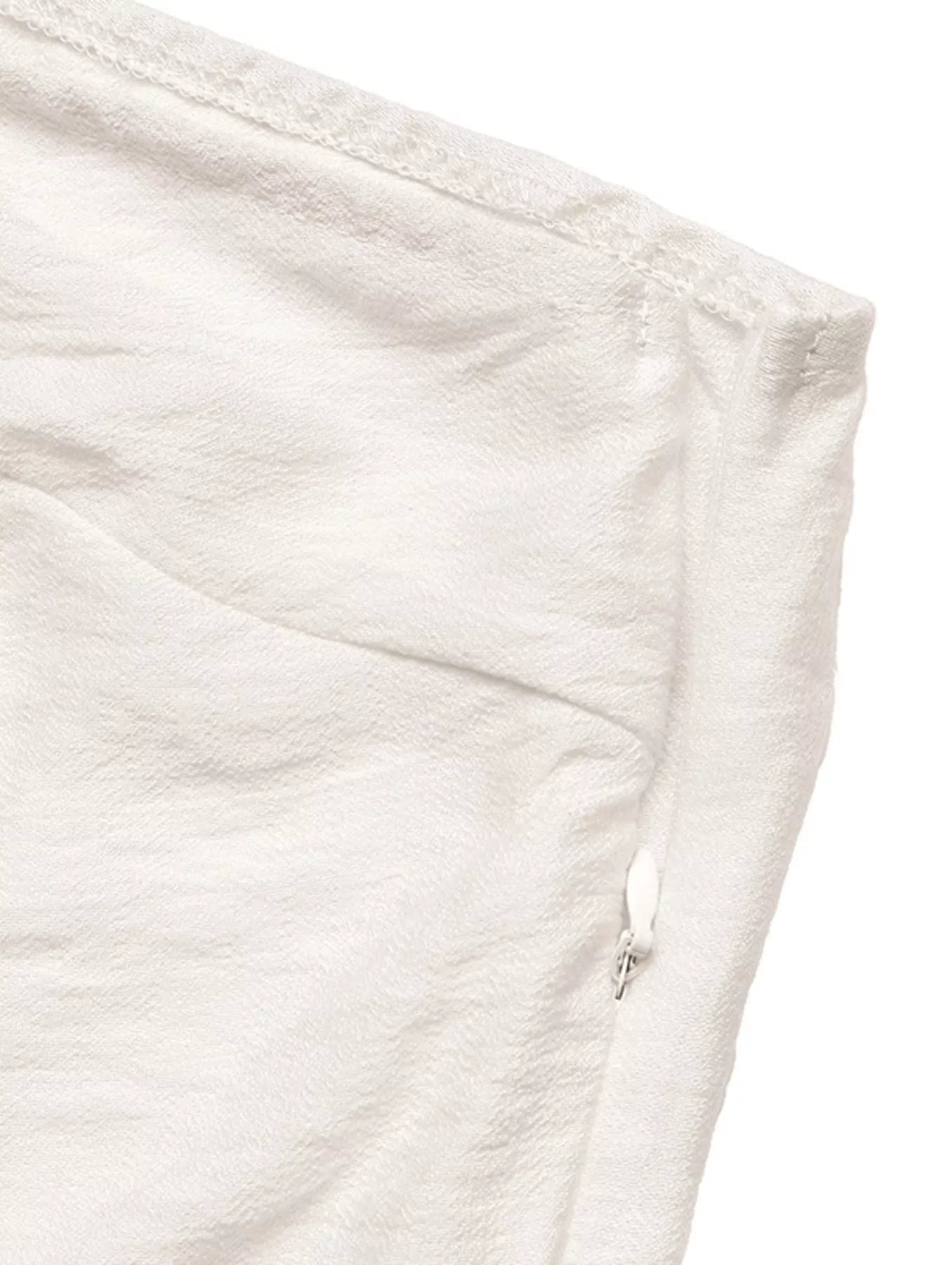 NEWYORKLISTED STYLE COLLECTION: Close-up of a white fleece blanket with a zipper on a white background