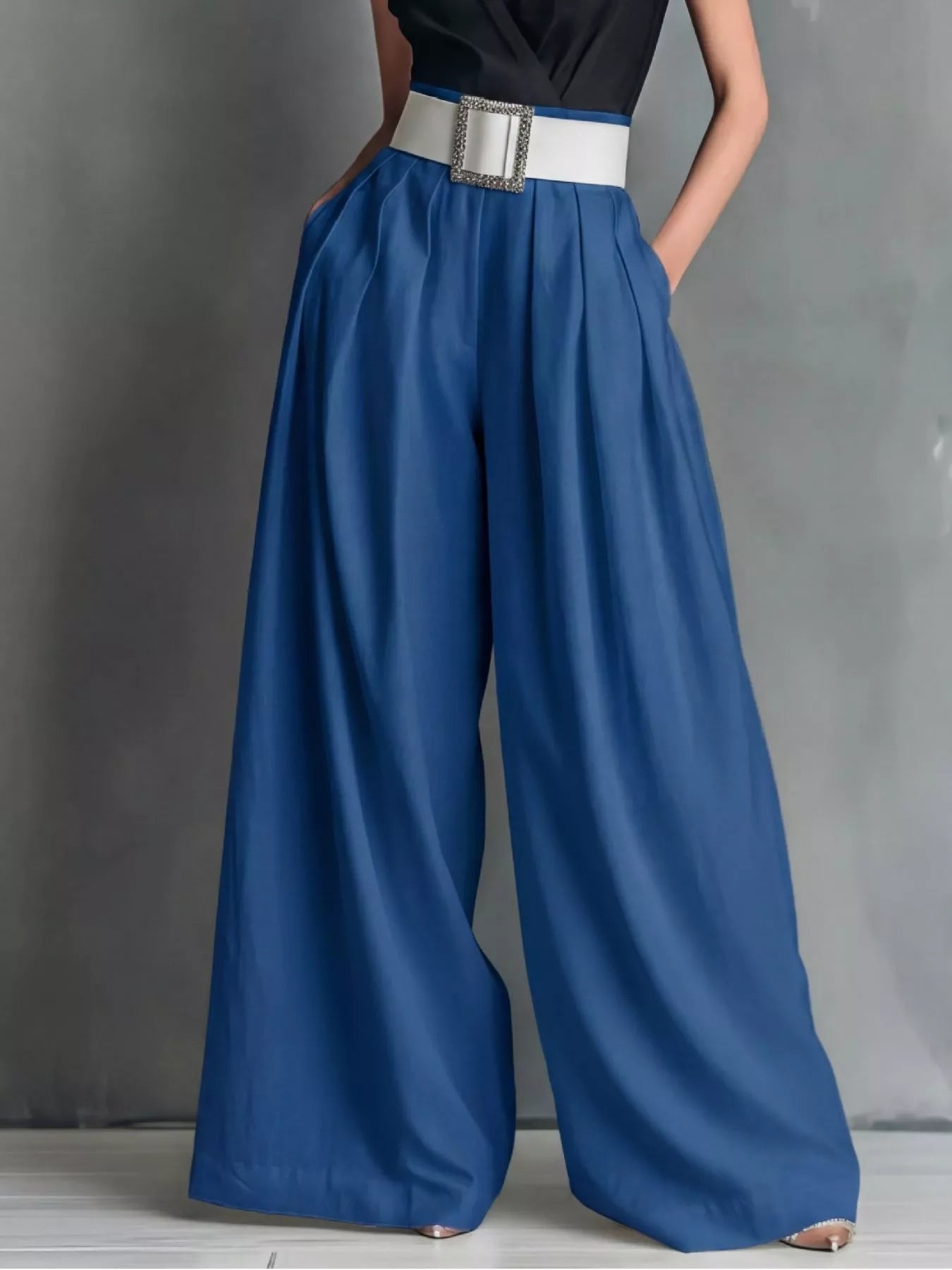 NEWYORKLISTED STYLE COLLECTION: Blue wide-leg pants with a white belt on a gray background