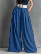 NEWYORKLISTED STYLE COLLECTION: Blue wide-leg pants with a white belt on a gray background