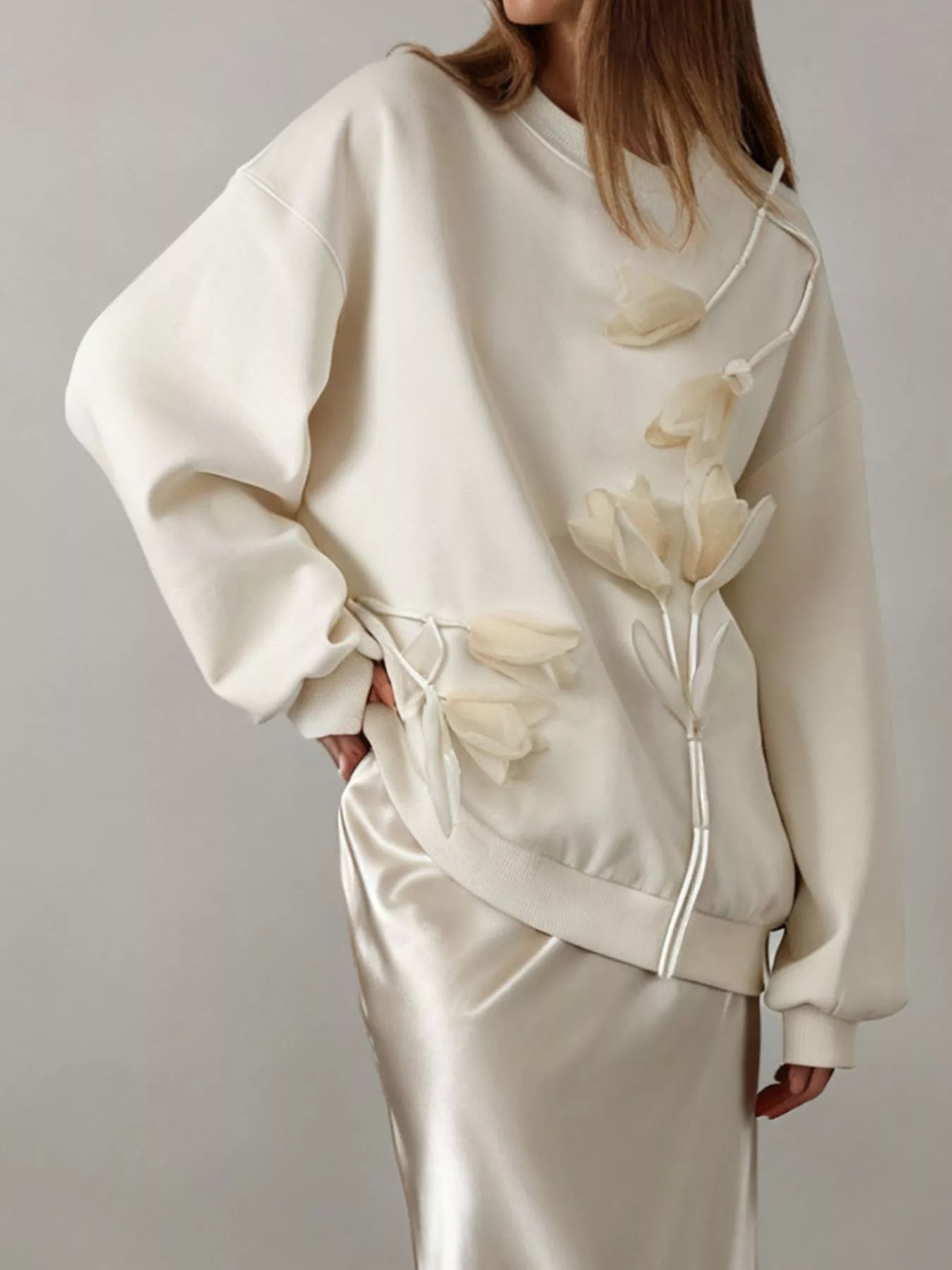 NEWYORKLISTED STYLE COLLECTION: White sweatshirt with floral details on a plain background