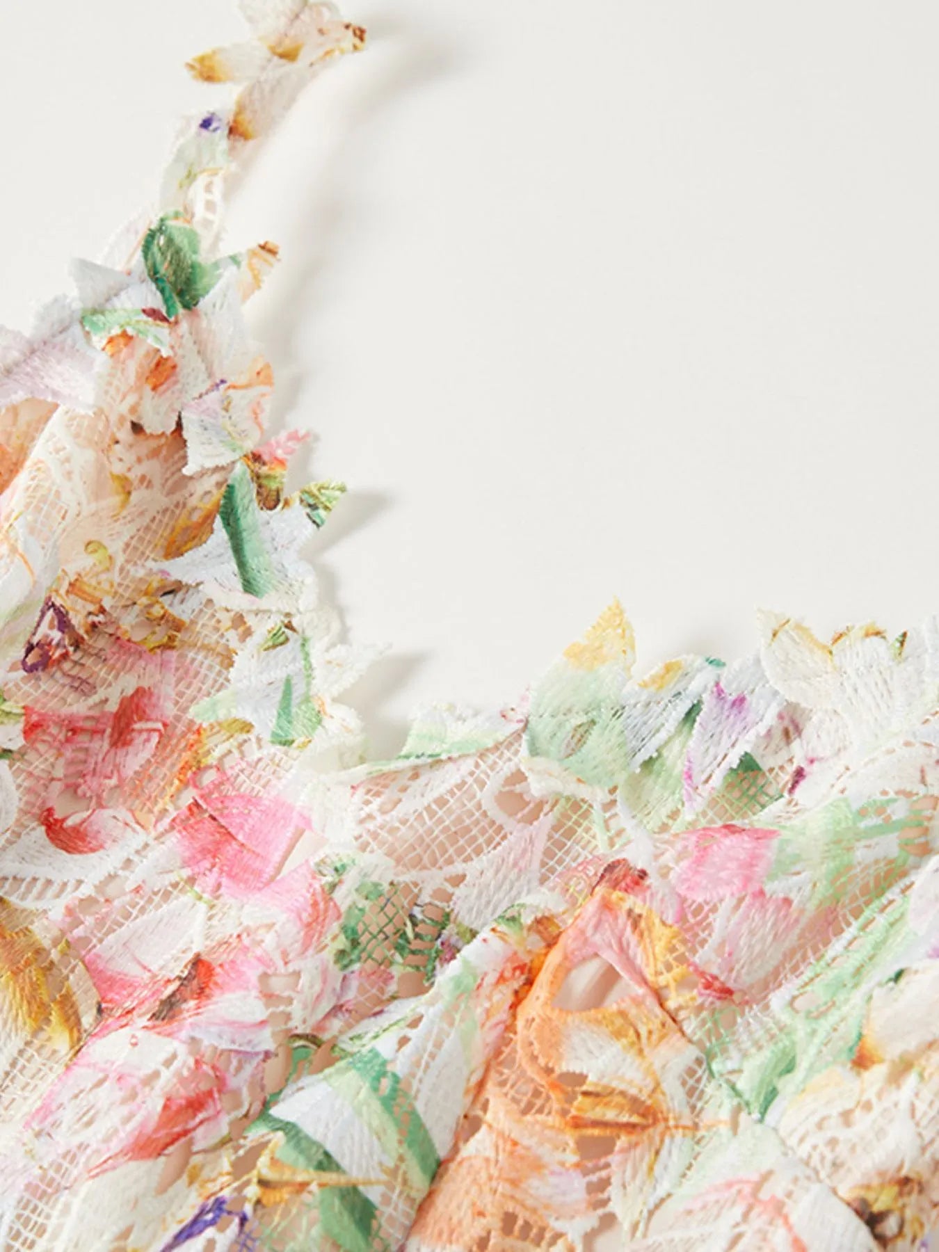 NEWYORKLISTED STYLE COLLECTION: Colorful floral wreath on a white background