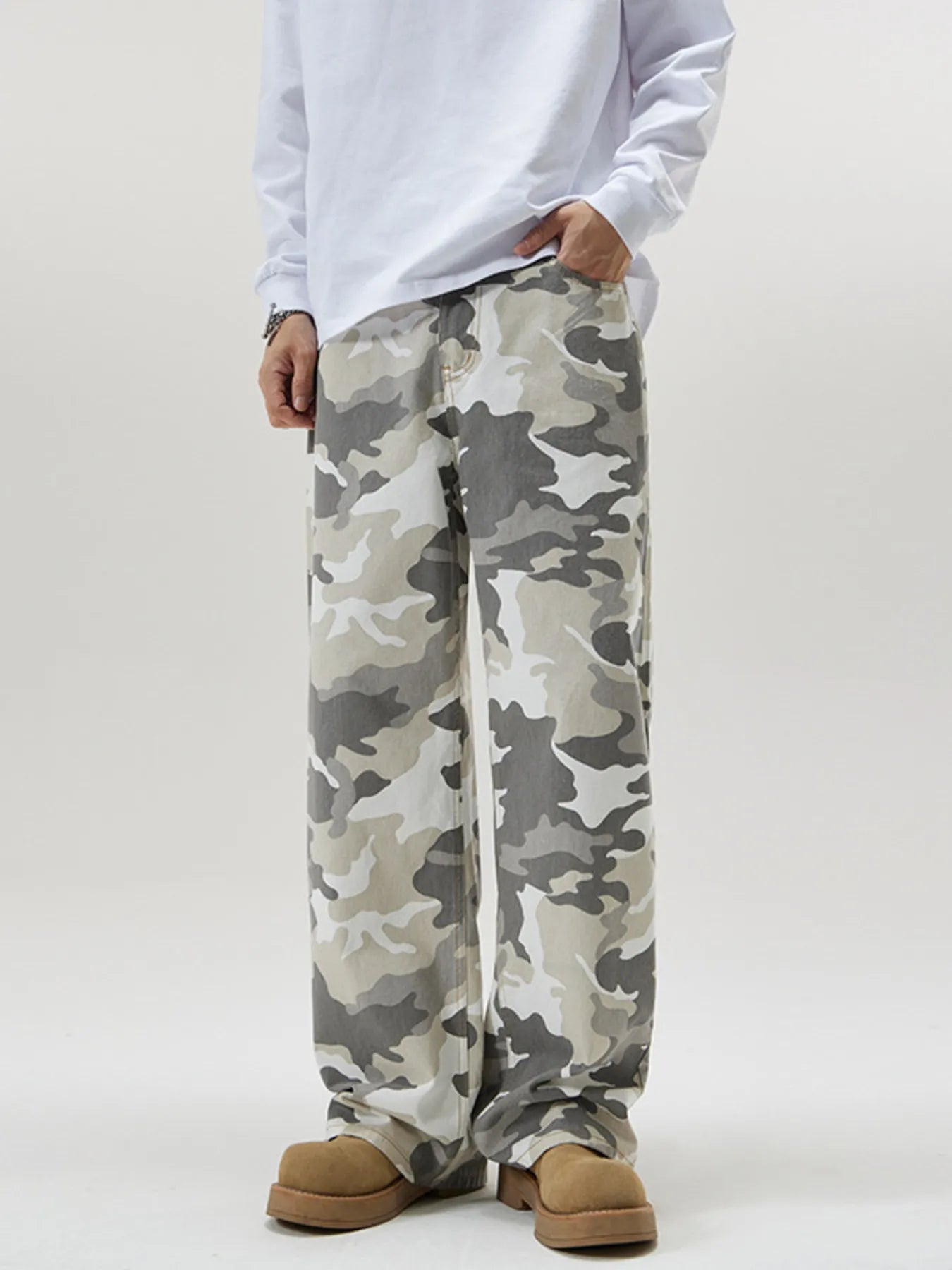 NEWYORKLISTED ATLAS MEN's COLLECTION: Person wearing camouflage pants on a white background